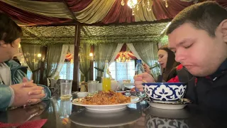 Обедаем в кафе Чай-Хана в Москве! Мама разбирается с работниками кафе Чай-Хана!