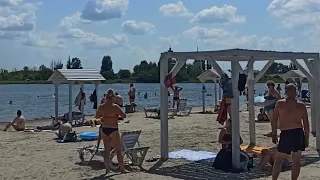 Славянск 4 Июля 2023 — Отдыхающие на пляже Славкурорта.