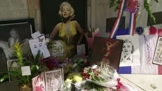 Les fans de Marilyn sur sa tombe 50 ans après sa mort