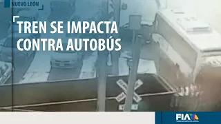 Tren impacta a un autobús de pasajeros en Nuevo León
