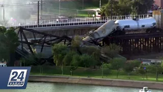Поезд сошёл с рельсов и загорелся посреди моста в США