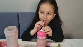 çilekli smoothie yaptık eğlenceli çocuk videosu. çilekli smoothie. making strawberry smoothie