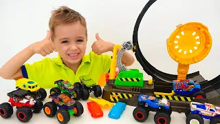 Nikita bermain dengan Hot Wheels Monster Truck