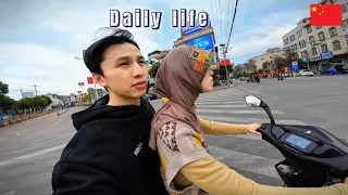 Daily life in this Chinese Muslim town.