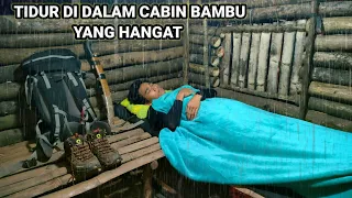 SOLO CAMPING HUJAN DERAS - TIDUR DI DALAM RUMAH CABIN BAMBU SEDERHANA YANG HANGAT