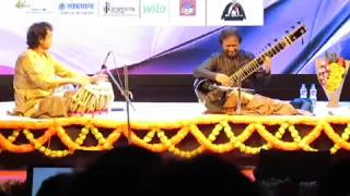 Ustad Shahid Parvez and Ustad Zakir Husain - A ralley of tihaaees