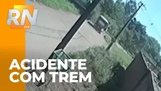 Flagrante de acidente com trem: caminhão é atingido e carregado por trem em Rolândia