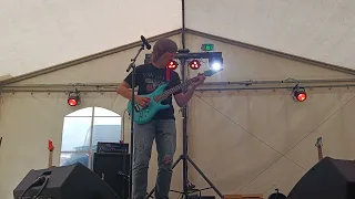 Dustin Tomsen plays Rory Gallagher's "Moonchild" live at "MusiConnect 2022" at Musikhaus Kirstein