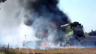 Claas combine harvester sets fire to crops 2