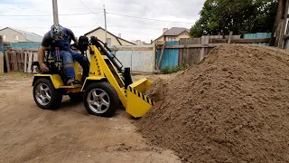 Минипогрузчик на стройке.