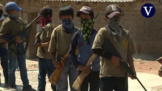 Niños armados para defenderse de los narcos en México