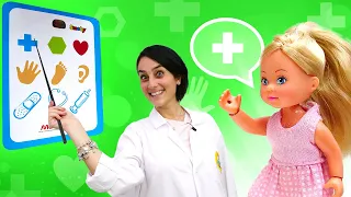 I bambini di Barbie hanno bisogno della dottoressa Ahia! Giochi del dottore per bambini