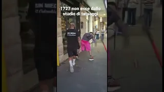 1727 viene aggredito da poeta di strada e colombiano di Niko pandetta fuori dallo studio di tatuaggi