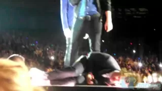 Golpe en ´los bajos´ a Harry Styles de One Direction. Getting hit in the balls with shoe
