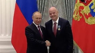 Putin zeichnet FIFA-Boss Infantino mit Orden aus