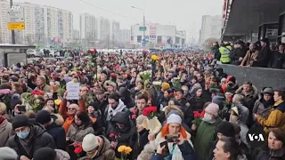 Thousands Defy Putin to Attend Russian Opposition Leader Navalny’s Funeral | VOANews