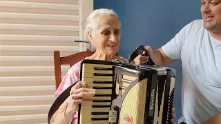 TOCANDO ACORDEON COM A MINHA AVÓ - Irmã Elza 90 anos de idade (CCB)