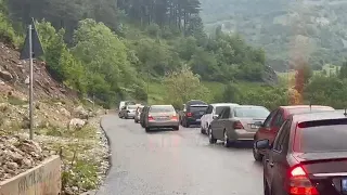 Bllokohet qarkullimi në rrugën e Arbërit, trafik i rënduar, radhë të gjata makinash