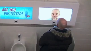 Разговор с телевизором в туалете приколы 2019