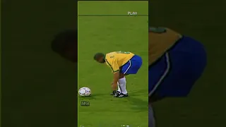 Here's Roberto Carlos' secret during free kicks ⚡