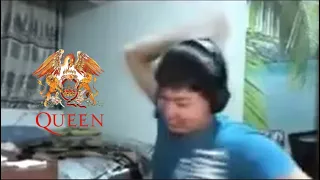 Orchlon plays Queen on his desk!