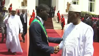 Macky Sall quitte le Palais de la République, raccompagné par le PR Bassirou Diomaye Diakhar Faye
