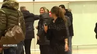 Leo Messi y Antonella Rocuzzo llegan a  Barcelona después del Ballon D’Or 2014