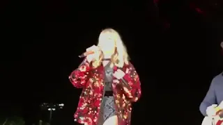 Shawn and Taylor performing “There’s Nothing Holdin’ Me Back” at Reputation Tour