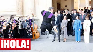 Las anécdotas de los reyes Felipe y Letizia con la tuna: foto de familia, baile y aplausos