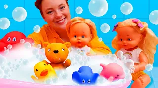 Nenuco Puppen. Wir kümmern uns um den Teddybären. Irene und Nenuco im Puppen Kindergarten