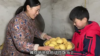 鹏妈蒸一锅杂粮馒头，又炖了牛肉丸子烩白菜，真是越吃越好吃