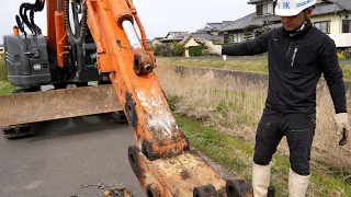 The process of attaching an attachment that dramatically extends the reach of the power shovel.