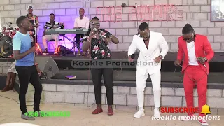 Aba B2C bakyekoze ewa Pastor Wilson Bugembe mu Church nga basabiira eggwanga