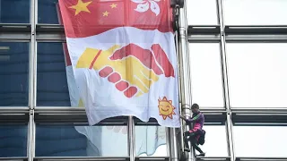 Hongkong-Konflikt: Französischer „Spiderman“ setzt Friedenszeichen