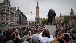 Big Ben's final chiming draws huge crowds from all over the world