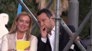 Meloni-Salvini, risate e complicità sul palco di Piazza del Popolo