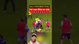 Torcedor do Internacional com uma criança no colo invade gramado e faz isso aí