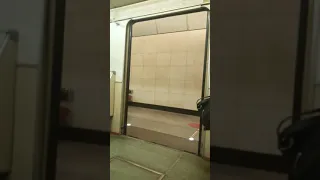 Двери номерного закрываются на станции метро Фонвизинская
