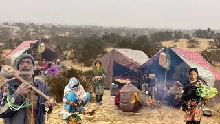 Nomadic life in the cave in the most difficult conditions||Lehnda Punjab