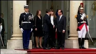 Nicolas Sarkozy quitte l'Elysée en compagnie de son épouse Carla Bruni