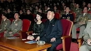 Salen a la luz imágenes del líder de Corea del Norte y su esposa en un evento -- Exclusivo Online