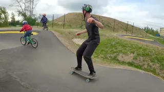 Longboard & Surfskate im neuen Pumptrack: Vorsicht Gegenverkehr | Longboarding Germany | Skate Edit