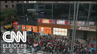 Público acompanha apuração das eleições em telão da CNN na Av. Paulista | CNN ELEIÇÕES