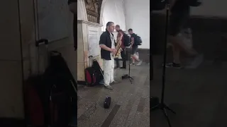 И вновь музыка метро, и вновь саксофон, Белые розы, Юры Шатунова...