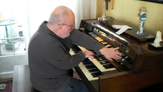 Mike Reed plays "New York, New York" on the Hammond Organ