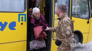 "Білі янголи" та військові, під прицільним вогнем ворога, евакуювали десятьох людей із Бахмуту