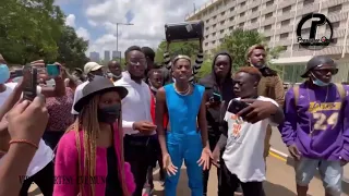 ERICK OMONDI  ARRESTED AFTER CAUSING CHAOS OUTSIDE PARLIAMENT || SITS ON TOP OF POLICE LAND CRUISER