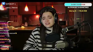 Русская девушка красиво поёт украинскую песню