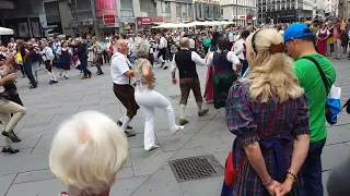 ריקוד ולס ברחוב בוינה אוסטריה...Waltz dance in the street in Vienna, Austria