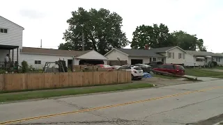 Truck runs into power lines